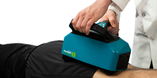 A battery that lasts 60 minutes. Enough to massage the entire football team. The easy swappable battery allows for continuous use. The battery has a quick release and charges on a separate charging nest. 